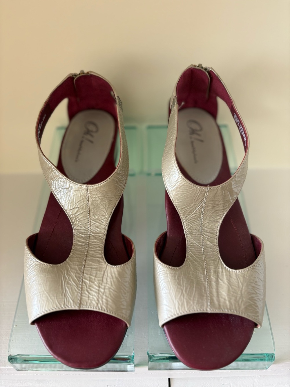 Pearl Open-Toe T-Strap Sandals with Burgundy Insole Women’s Size 10